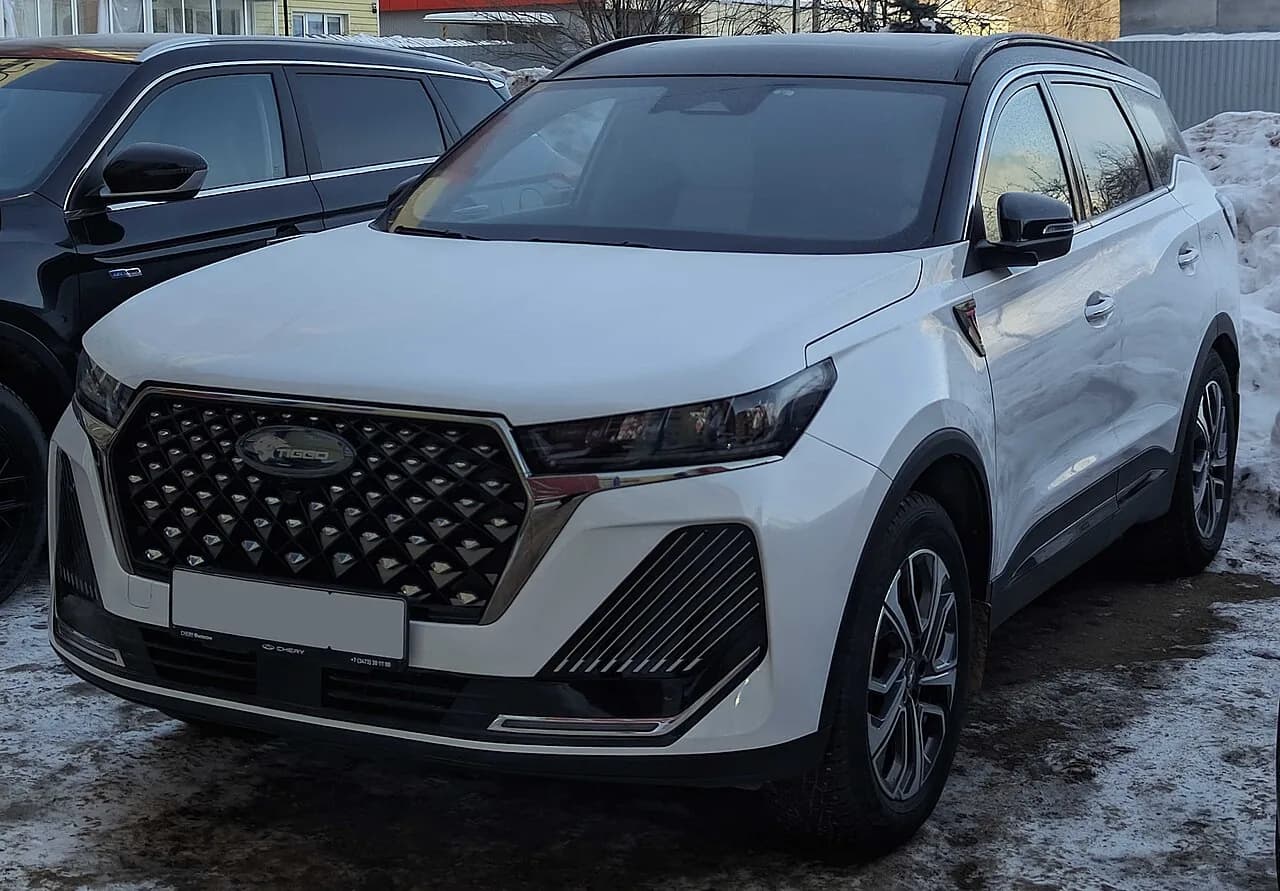 Chery Tiggo 7 Pro Max после обновления 2024 года: белые косые полосы по углам бампера и решётка с хромированными точками отличают его от машин 2022-2023 годов. Фото: Throwawayacc222, CC0, Wikimedia Commons