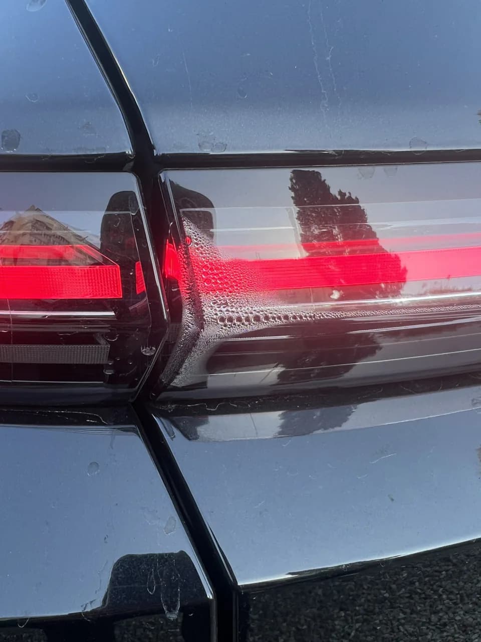 Капли конденсата у края центральной секции заднего фонаря LiXiang L9 2023 года, утро после дальней поездки. Фото: владелец Li L9 (M-Unit), drive2.ru