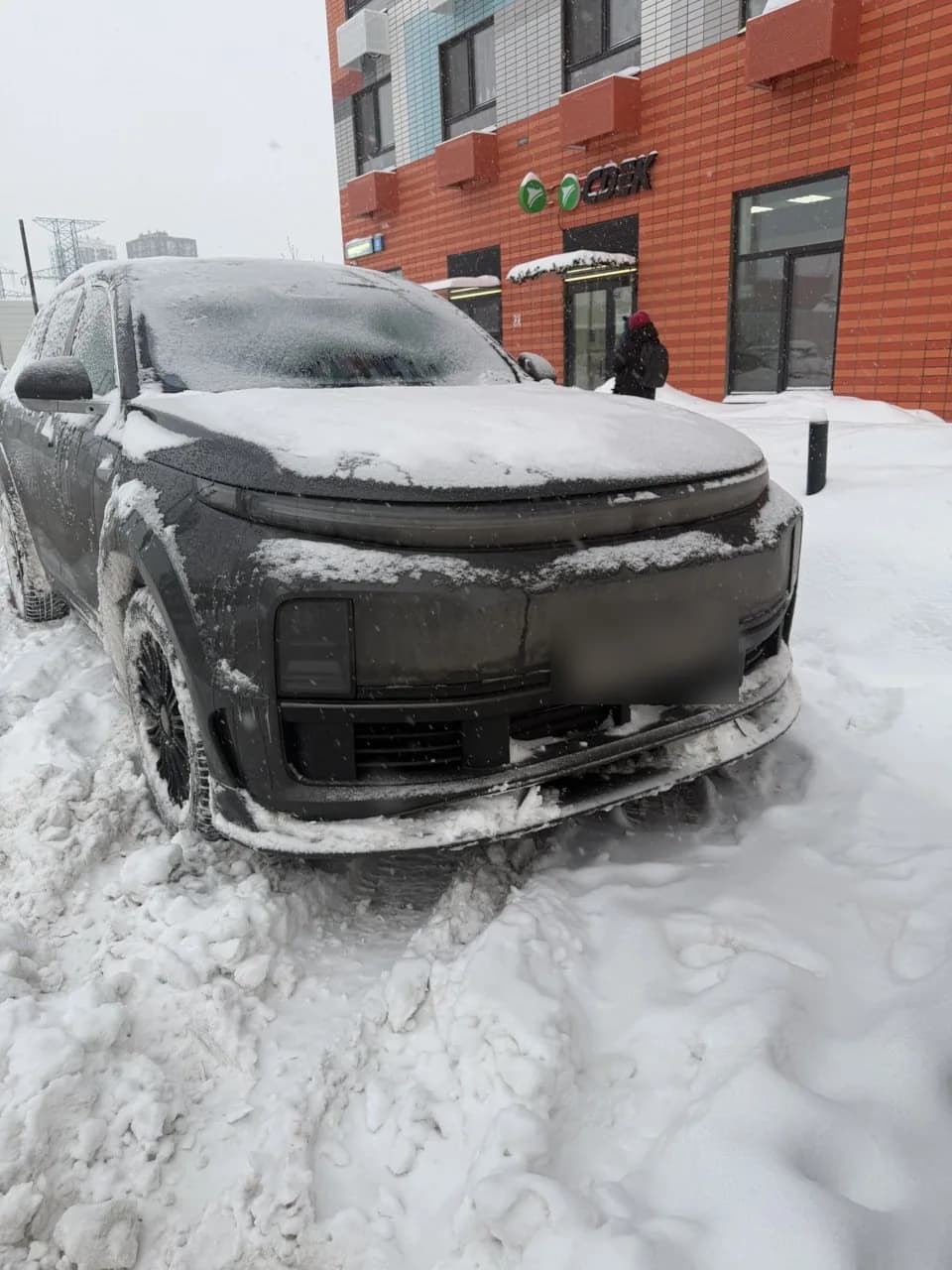 LiXiang L7 после снегопада: снег налип на передок и на решётку в нижней части бампера. Фото: владелец Li L7 (Imperfect), drive2.ru