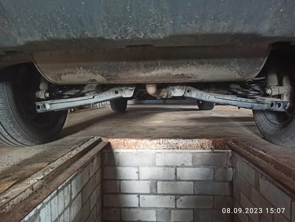 Задняя многорычажная подвеска Chery Tiggo 7 Pro 2020 года снизу: продольные и поперечные рычаги, пружины за ними. Те же рычаги по каталогу стоят на Tiggo 8 Pro Max. Фото: владелец Tiggo 7 Pro (Vitalik21rus), drive2.ru