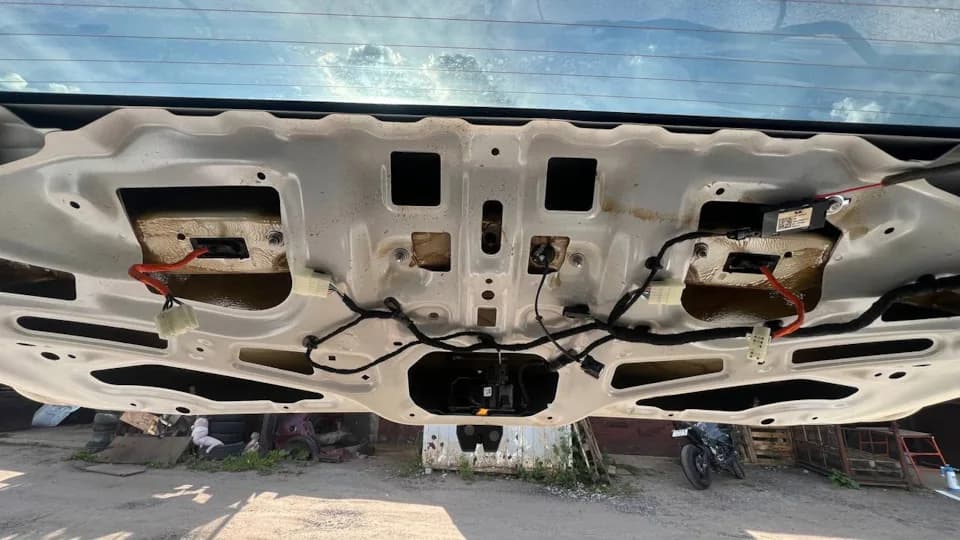 Крышка багажника Li Auto L6 изнутри со снятой обшивкой и снятым центральным фонарём: видны отверстия под шпильки и жгут с разъёмами. Фото: владелец L6 (BSV12), drive2.ru